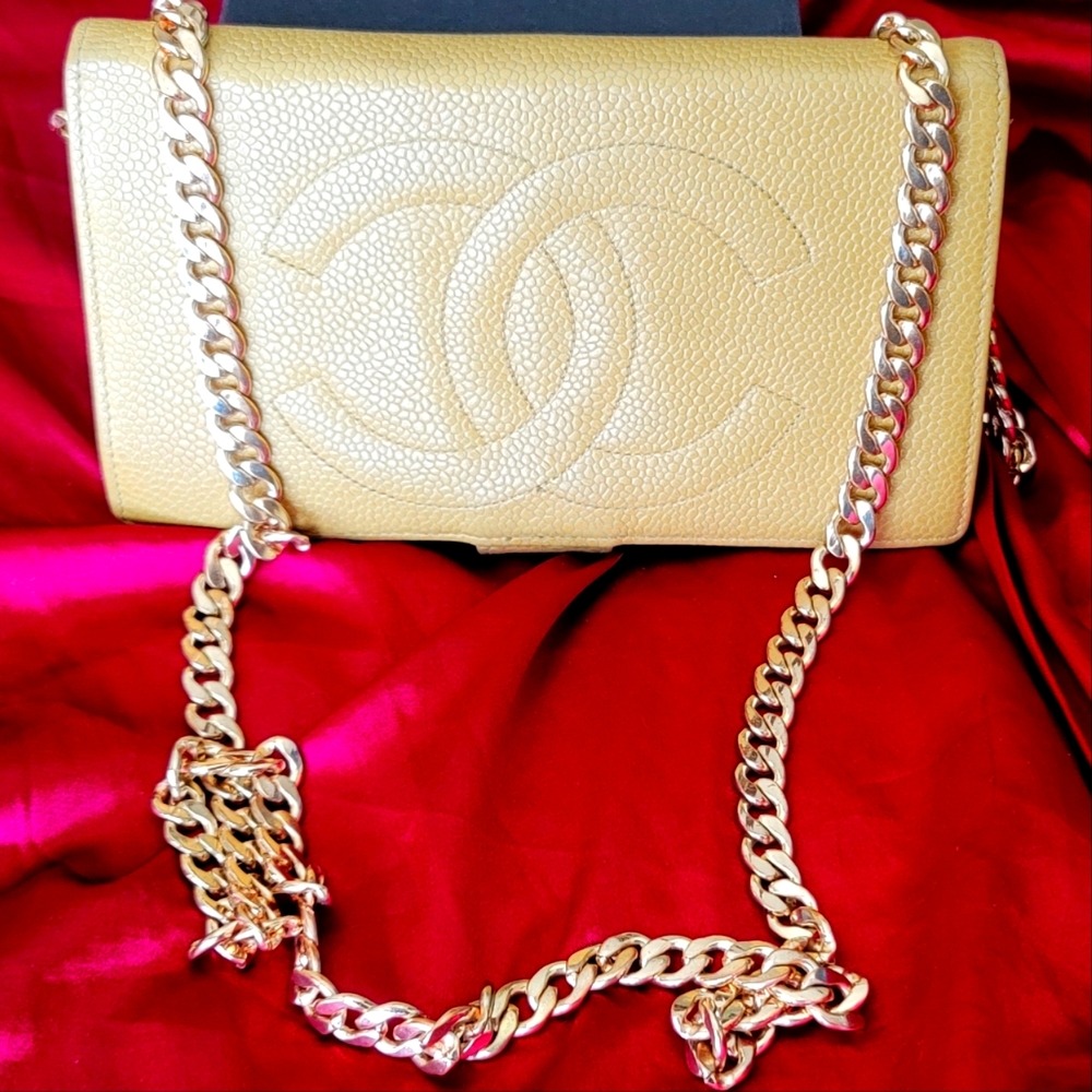 ⚠️SALE⚠️⚠️💯 Authentic CHANEL bifold Wallet Caviar